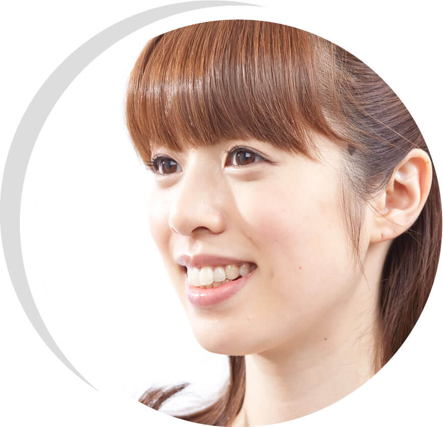 マウスピース矯正をしている女性 マウスピース矯正をしている女性